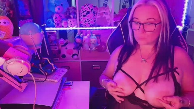 NippleTickl3 from United Kingdom